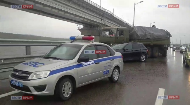 На Крымском мосту попали в ДТП несколько военных автомобилей