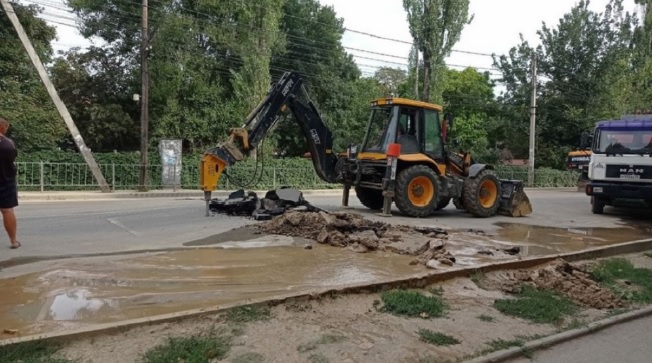 В Симферополе оккупанты, ремонтируя водопровод, повредили асфальт