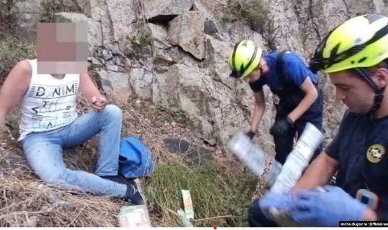 В оккупированном Крыму турист упал с15-метровой скалы