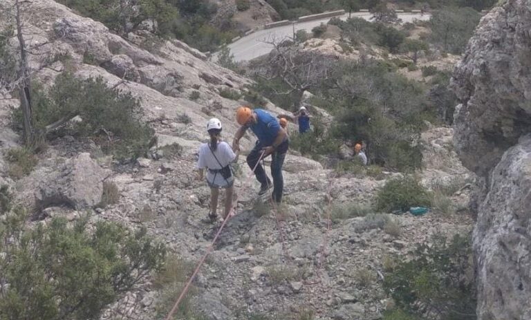 Под Судаком в горах застряли трое туристов