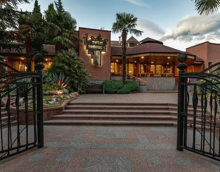 Yalta Bandits with “Diversified Kyiv Business” Destroy Yevpatoria Park