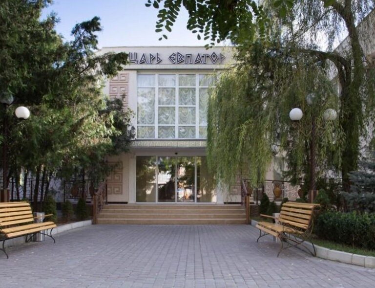 Tragicomedy of Scams Surrounding “Nationalized” Yevpatoria Hotel